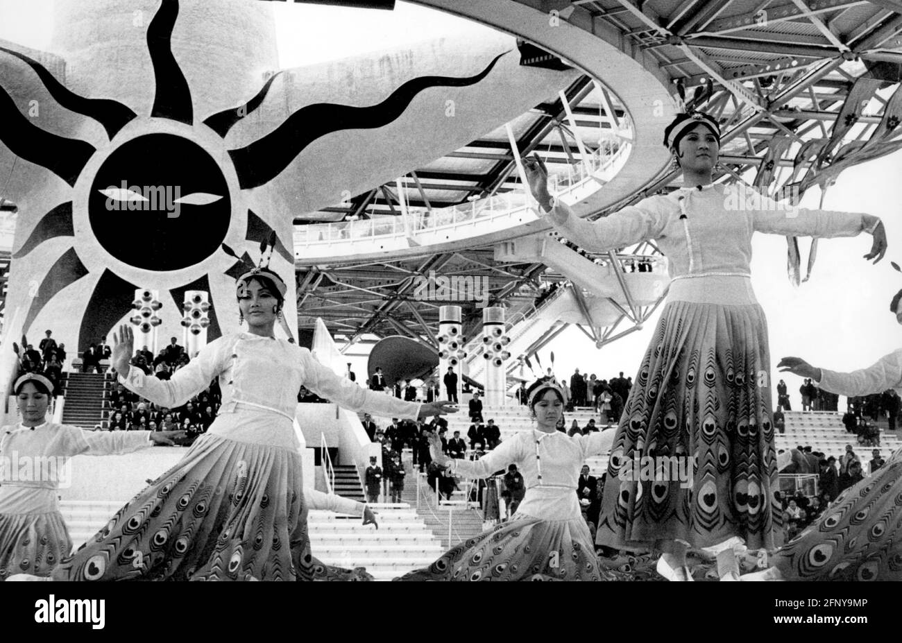 Geographie / Reisen, Japan, Osaka, Weltausstellung 1970, tanzende Frauen`s Festival Plaza, Tanz, EXPO `70, ZUSÄTZLICHE-RIGHTS-CLEARANCE-INFO-NOT-AVAILABLE Stockfoto